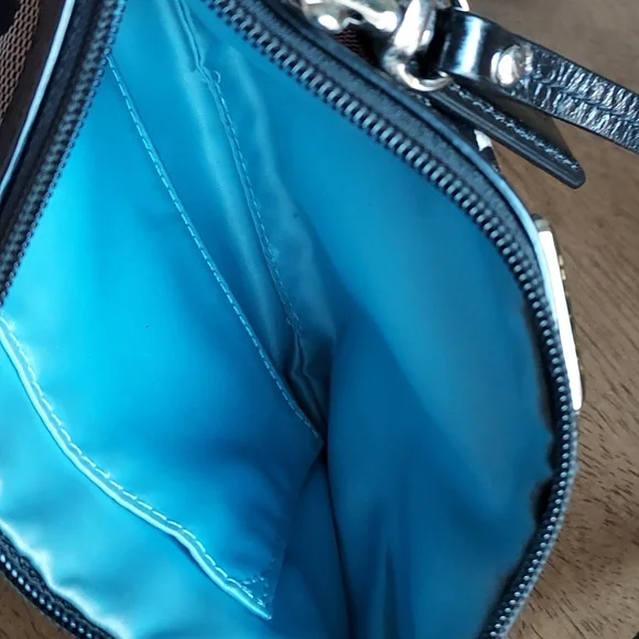 Coach Gallery Signature Tote w/ a Wristlet (RARE) - Picture 7 of 17